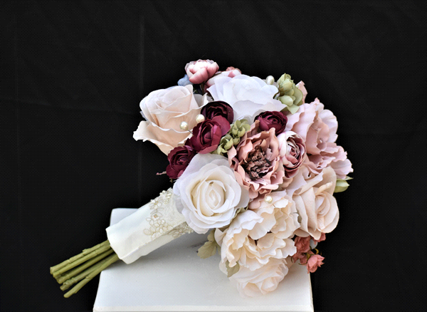 Perfect Wedding Guide wedding planning design inspiration budget floral bouquet arrangement New Mexico Albuquerque greenery Santa Fe flowers natural organic local traditional rose pearl dusty stem lace greenery pink gold