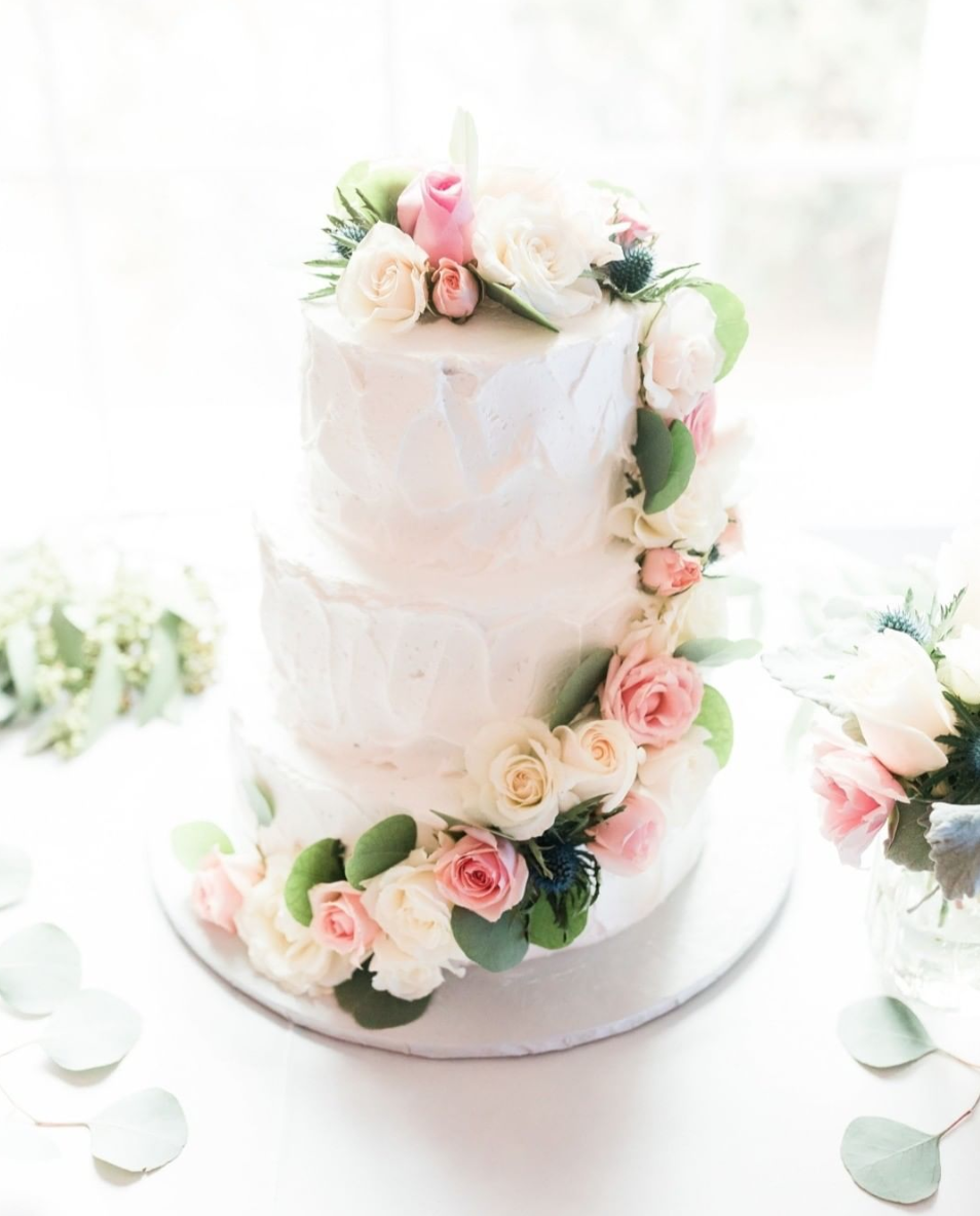 White wedding cake, floral, new mexico florist, new mexico wedding cakes